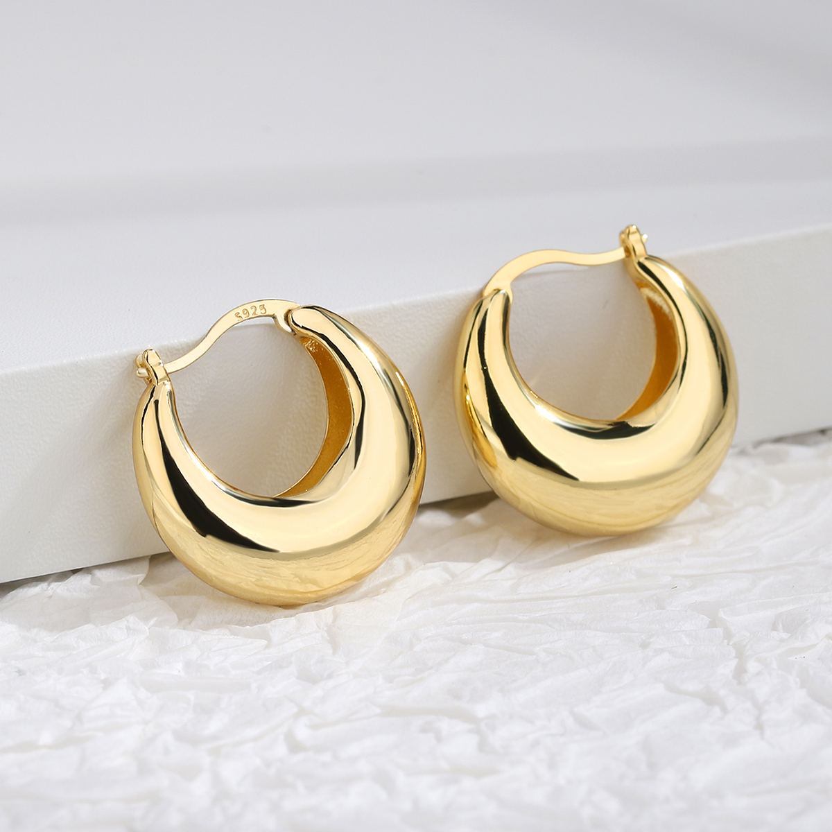 1 Pair Casual Elegant Commute Solid Color Scallop Plating Copper 18k Gold Plated Hoop Earrings display picture 3