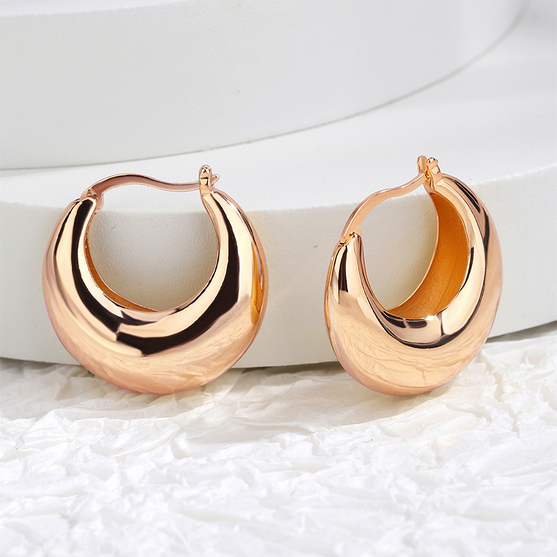 1 Pair Casual Elegant Commute Solid Color Scallop Plating Copper 18k Gold Plated Hoop Earrings display picture 9