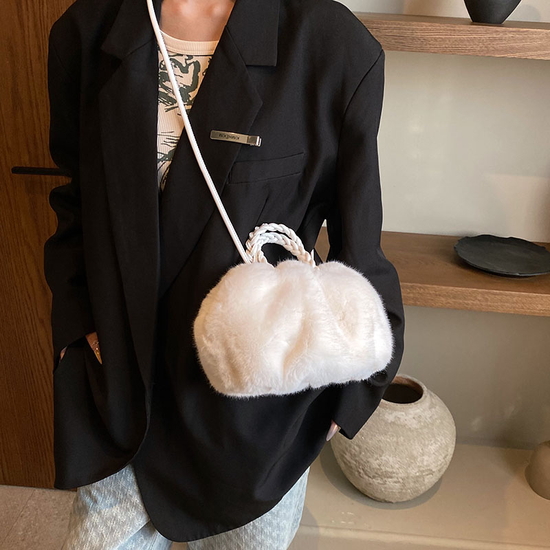Women's Autumn&winter Plush Solid Color Classic Style Cloud Shape Magnetic Buckle Handbag display picture 1