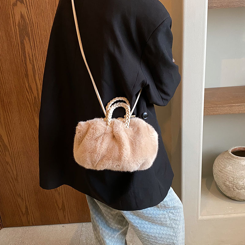 Women's Autumn&winter Plush Solid Color Classic Style Cloud Shape Magnetic Buckle Handbag display picture 6