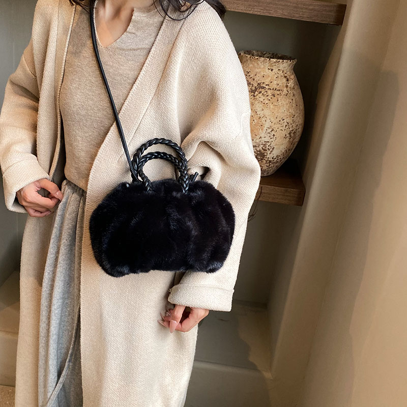 Women's Autumn&winter Plush Solid Color Classic Style Cloud Shape Magnetic Buckle Handbag display picture 7