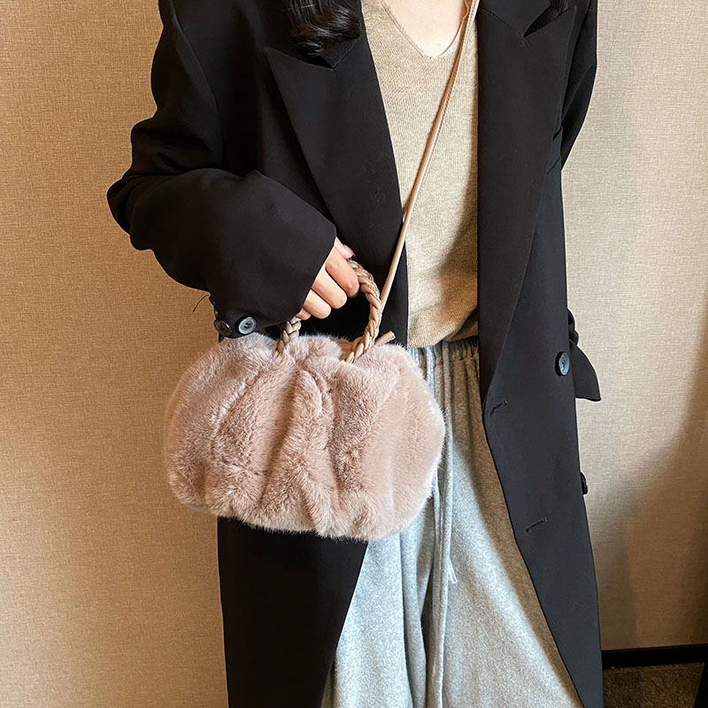 Women's Autumn&winter Plush Solid Color Classic Style Cloud Shape Magnetic Buckle Handbag display picture 9