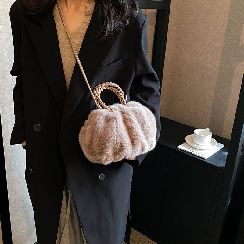 Women's Autumn&winter Plush Solid Color Classic Style Cloud Shape Magnetic Buckle Handbag display picture 10