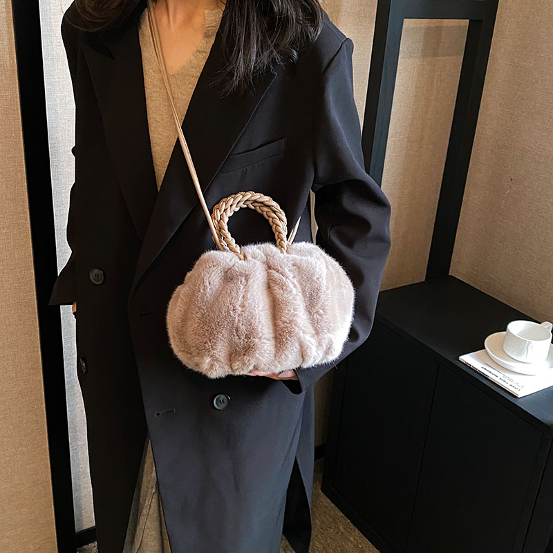 Women's Autumn&winter Plush Solid Color Classic Style Cloud Shape Magnetic Buckle Handbag display picture 5