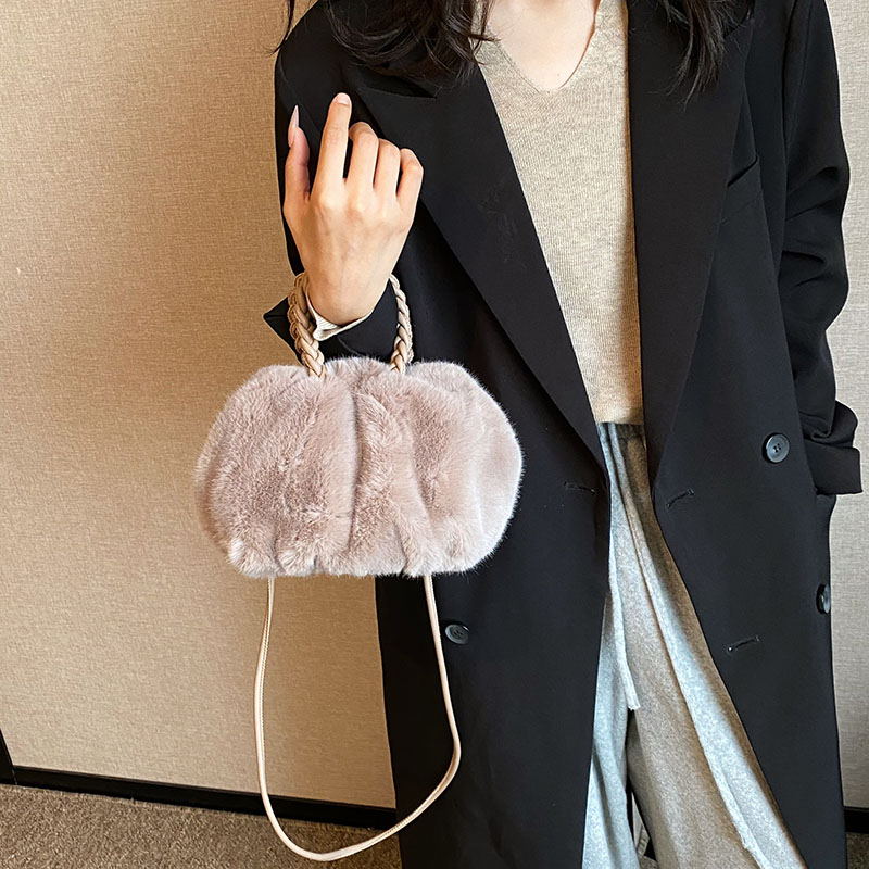 Women's Autumn&winter Plush Solid Color Classic Style Cloud Shape Magnetic Buckle Handbag display picture 4