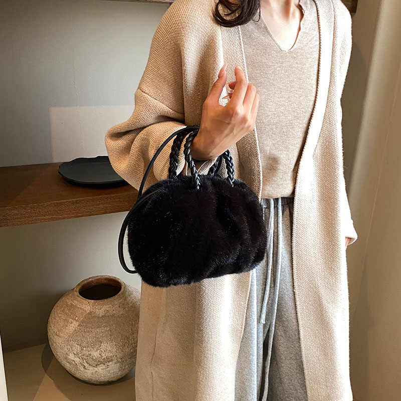 Women's Autumn&winter Plush Solid Color Classic Style Cloud Shape Magnetic Buckle Handbag display picture 11