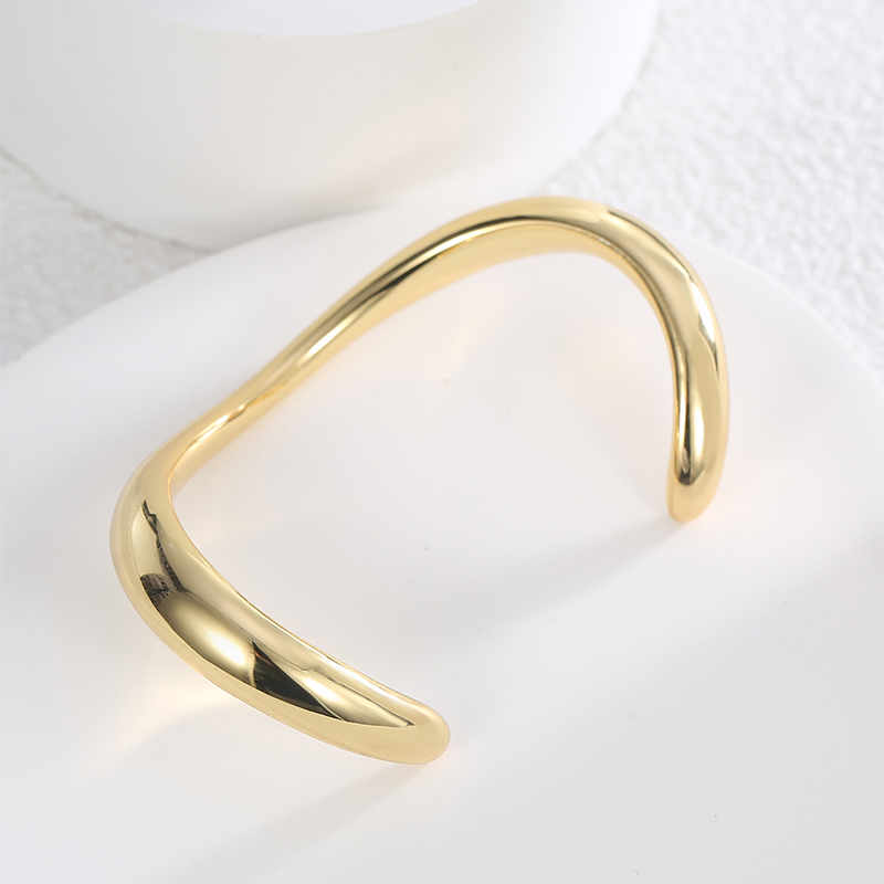 Modern Style Classic Style Commute Solid Color Copper Irregular Twist Plating 18k Gold Plated Cuff Bracelets display picture 1
