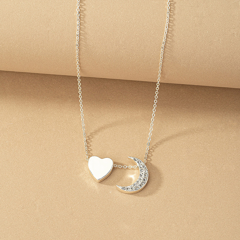 Sweet Simple Style Moon Heart Shape Alloy Plating Inlay Artificial Rhinestones Gold Plated Women's Pendant Necklace display picture 3