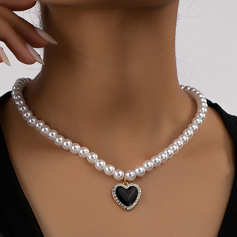 Baroque Style Heart Shape Artificial Pearl Alloy Enamel Inlay Artificial Rhinestones Women's Pendant Necklace display picture 2