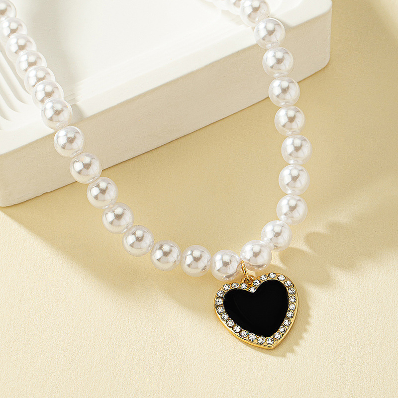 Baroque Style Heart Shape Artificial Pearl Alloy Enamel Inlay Artificial Rhinestones Women's Pendant Necklace display picture 3