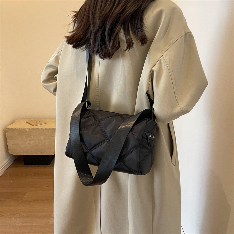 Women's All Seasons Nylon Lingge Classic Style Sewing Thread Pillow Shape Zipper Boston Bag display picture 5