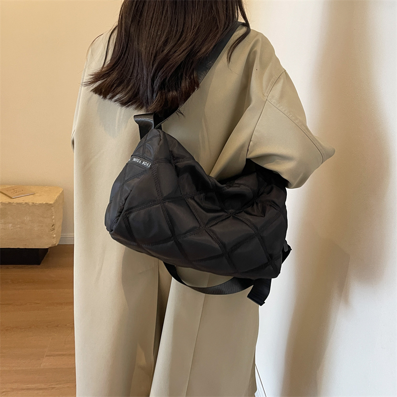 Women's All Seasons Nylon Lingge Classic Style Sewing Thread Pillow Shape Zipper Boston Bag display picture 6