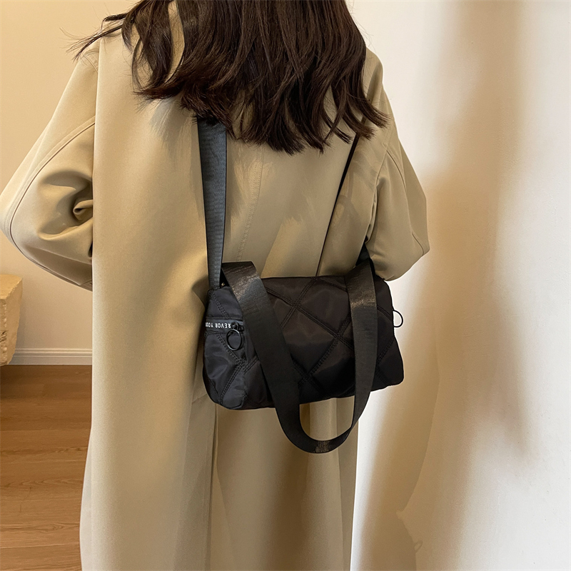 Femmes Toutes Les Saisons Nylon Lingge Style Classique Fil À Coudre Forme D'oreiller Fermeture Éclair Sac Boston display picture 4