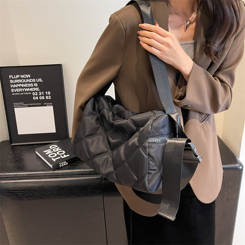 Femmes Toutes Les Saisons Nylon Lingge Style Classique Fil À Coudre Forme D'oreiller Fermeture Éclair Sac Boston display picture 13