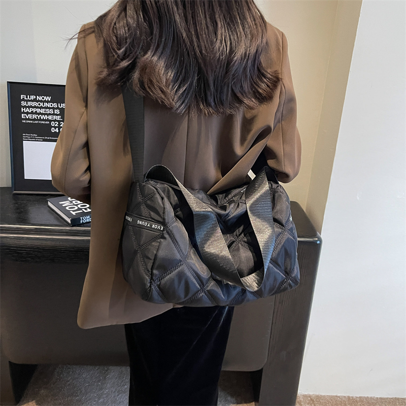 Frau Alle Jahreszeiten Nylon Linge Klassischer Stil Nähgarn Kissenform Reißverschluss Boston-tasche display picture 10