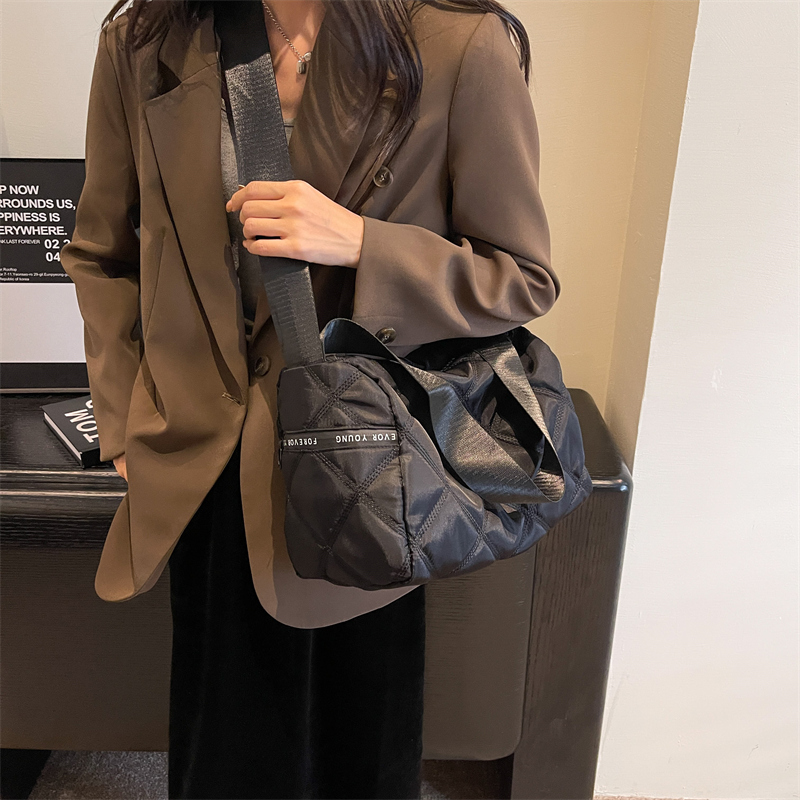 Femmes Toutes Les Saisons Nylon Lingge Style Classique Fil À Coudre Forme D'oreiller Fermeture Éclair Sac Boston display picture 9