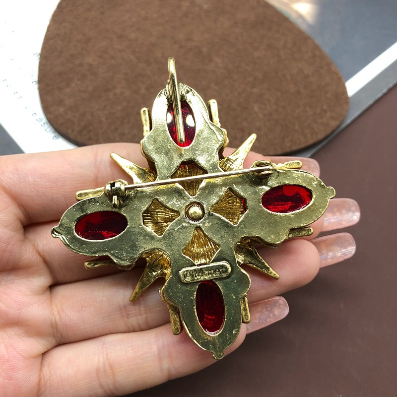 Classical Vintage Style Crown Alloy Plating Inlay Zircon Women's Brooches display picture 3