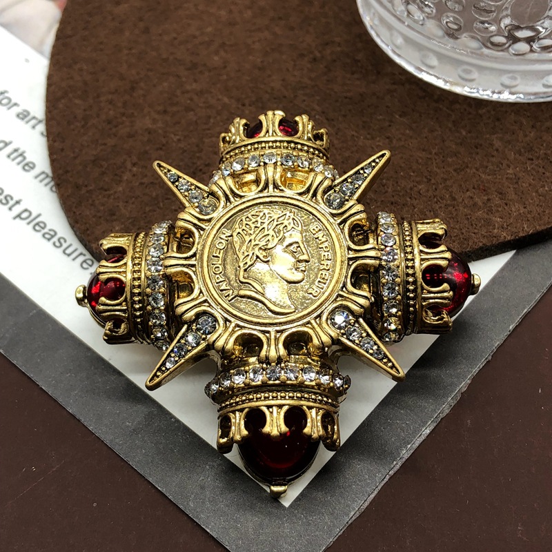 Classical Vintage Style Crown Alloy Plating Inlay Zircon Women's Brooches display picture 5