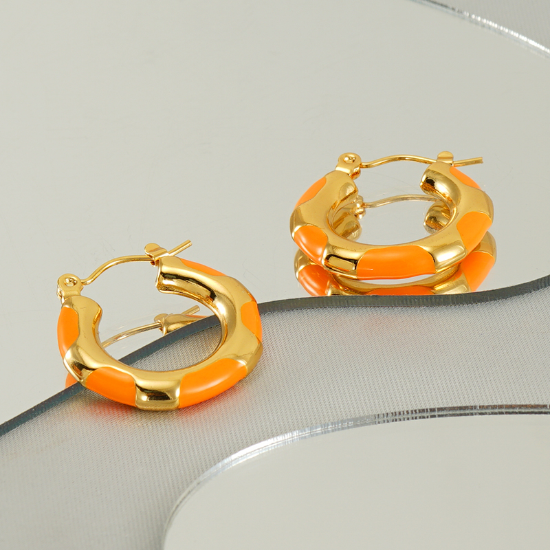 1 Paar Elegant U-Form Überzug Rostfreier Stahl Titan Stahl 18 Karat Vergoldet Ohrringe display picture 1