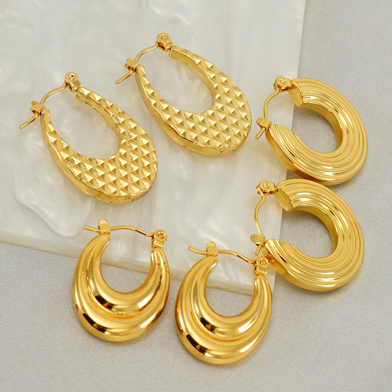 1 Pair Elegant U Shape Gold Plated Stainless Steel Titanium Steel 18K Gold Plated Earrings display picture 1