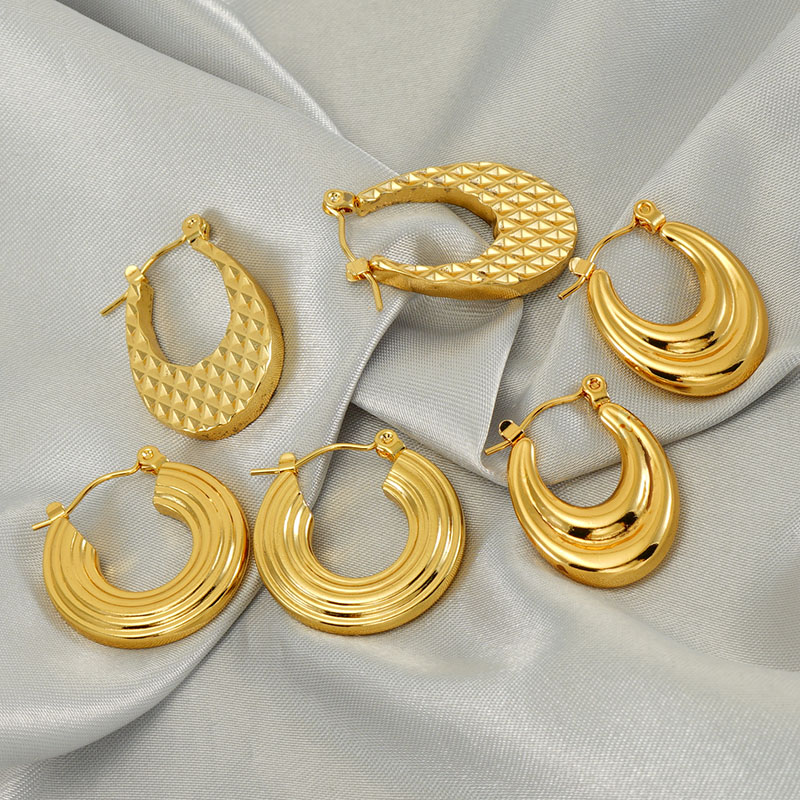 1 Pair Elegant U Shape Gold Plated Stainless Steel Titanium Steel 18K Gold Plated Earrings display picture 2