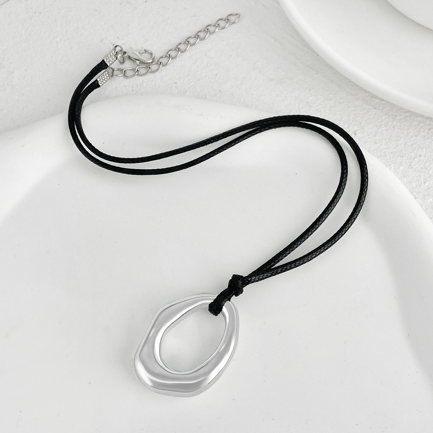 Ig Style Simple Style Classic Style Circle Heart Shape Alloy Leather Rope Polishing Women's Pendant Necklace display picture 9