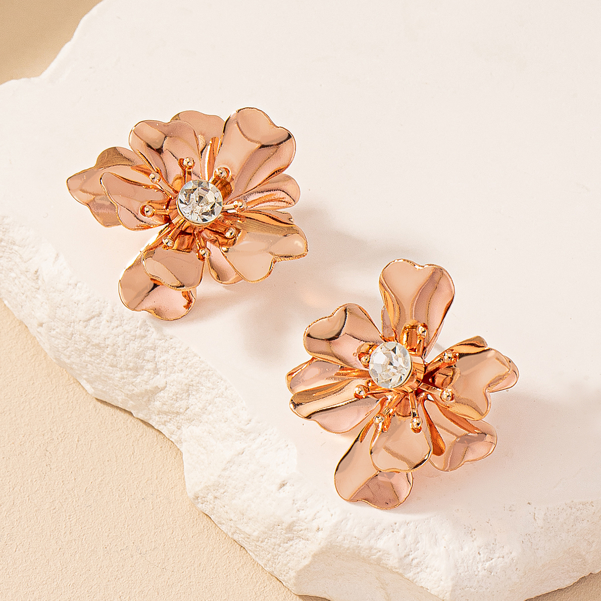 1 Pair Casual Romantic Sweet Flower Petal Floral Inlay Alloy Zircon Ear Studs display picture 6
