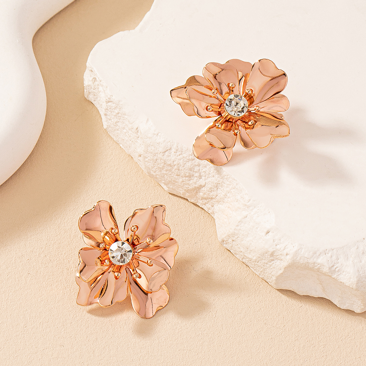 1 Pair Casual Romantic Sweet Flower Petal Floral Inlay Alloy Zircon Ear Studs display picture 7