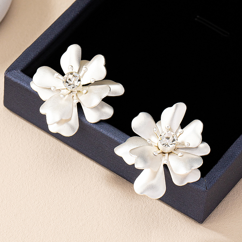 1 Pair Casual Romantic Sweet Flower Petal Floral Inlay Alloy Zircon Ear Studs display picture 1