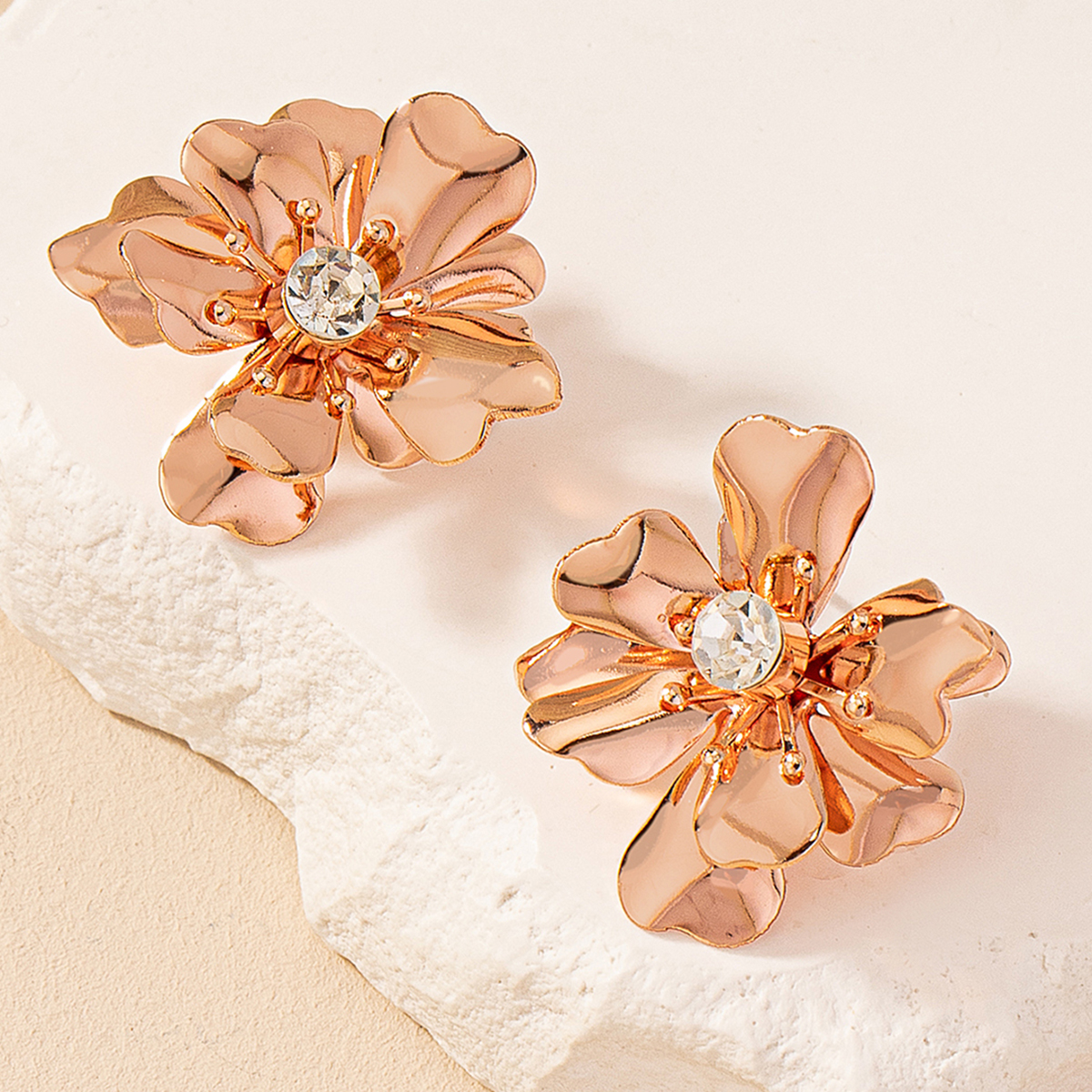 1 Pair Casual Romantic Sweet Flower Petal Floral Inlay Alloy Zircon Ear Studs display picture 10