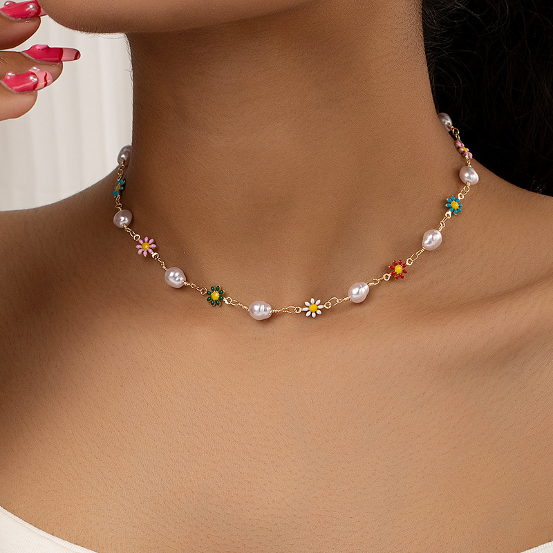 Ig-stil Retro Französische Art Perle Gänseblümchen Legierung Überzug Frau Halskette display picture 1