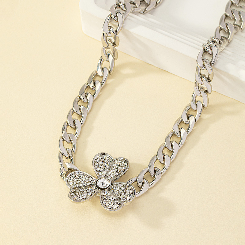 Elegant Sweet Shamrock Solid Color Alloy Plating Inlay Artificial Rhinestones 14k Gold Plated White Gold Plated Women's Choker display picture 3