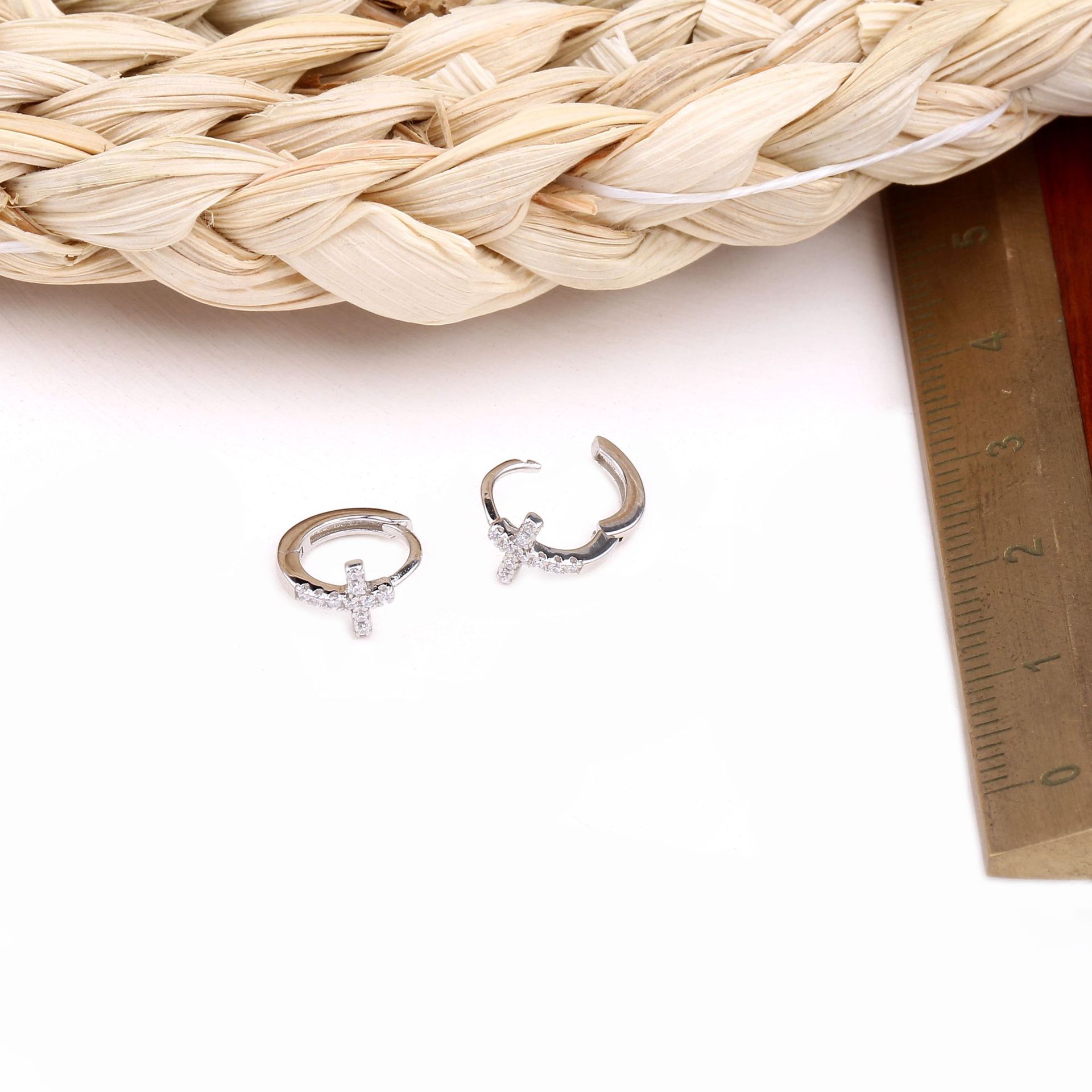 1 Pair Simple Style Cross Sterling Silver Earrings display picture 10