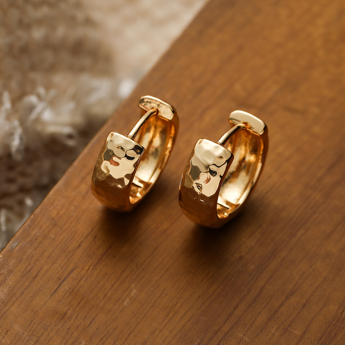 1 Pair Vintage Style Simple Style Commute Geometric Plating Copper 18k Gold Plated Hoop Earrings display picture 6
