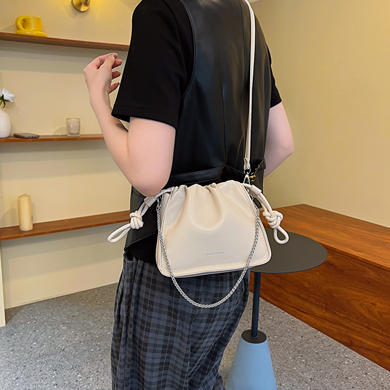 Women's Pu Leather Solid Color Elegant Bucket String Shoulder Bag Crossbody Bag display picture 3
