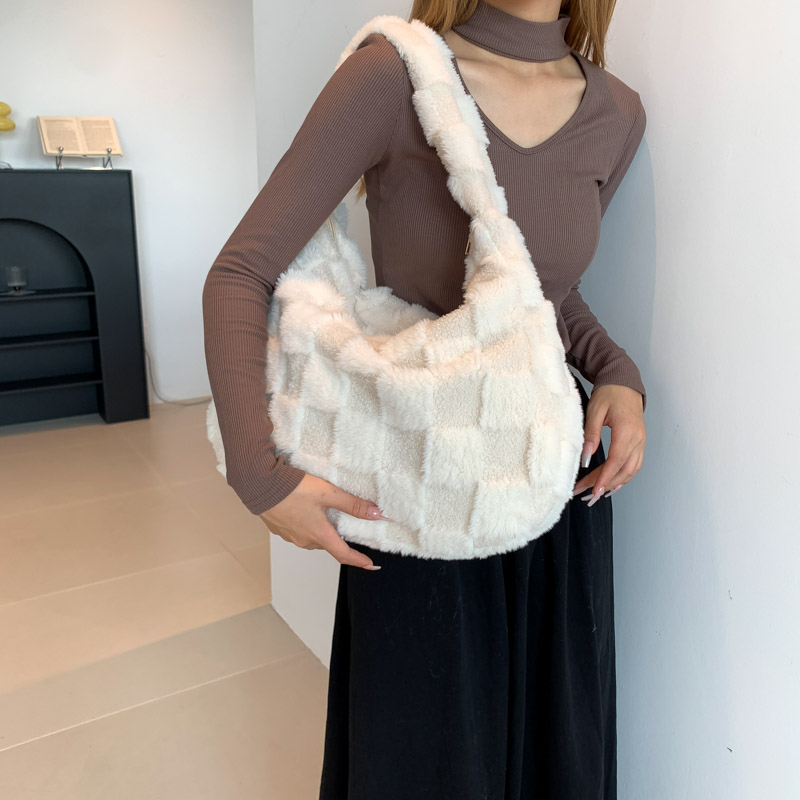 Women's Autumn&winter Plush Color Block Streetwear Square Zipper Shoulder Bag Underarm Bag display picture 5