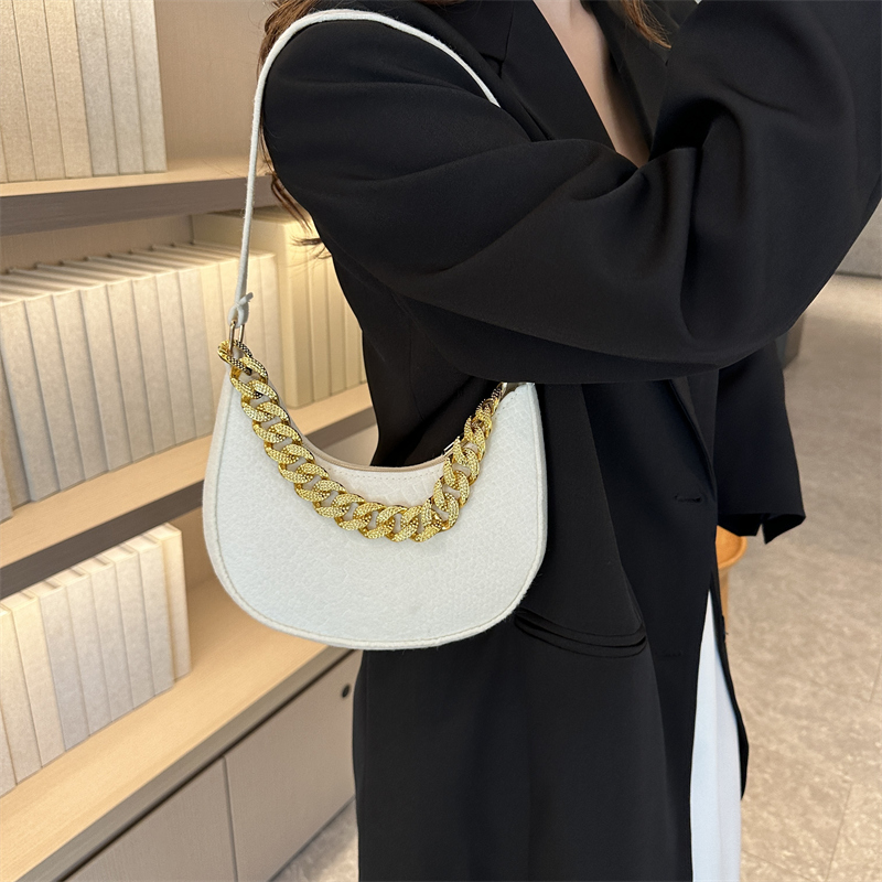 Women's All Seasons Felt Cloth Solid Color Streetwear Dumpling Shape Zipper Shoulder Bag Underarm Bag display picture 5