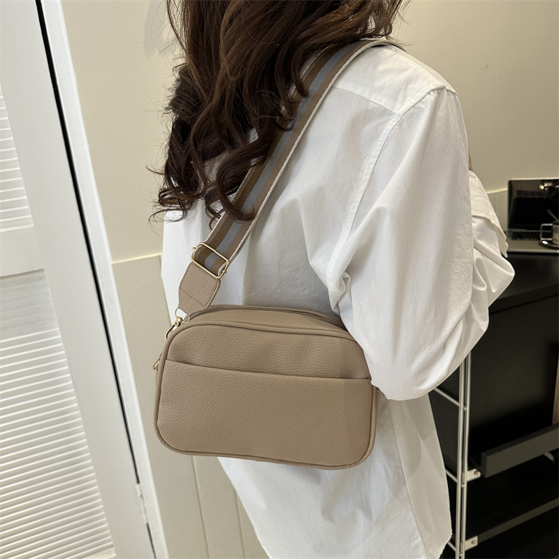 Women's Pu Leather Solid Color Vintage Style Square Zipper Shoulder Bag Crossbody Bag display picture 2