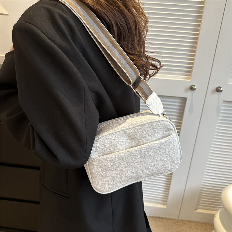 Women's Pu Leather Solid Color Vintage Style Square Zipper Shoulder Bag Crossbody Bag display picture 3