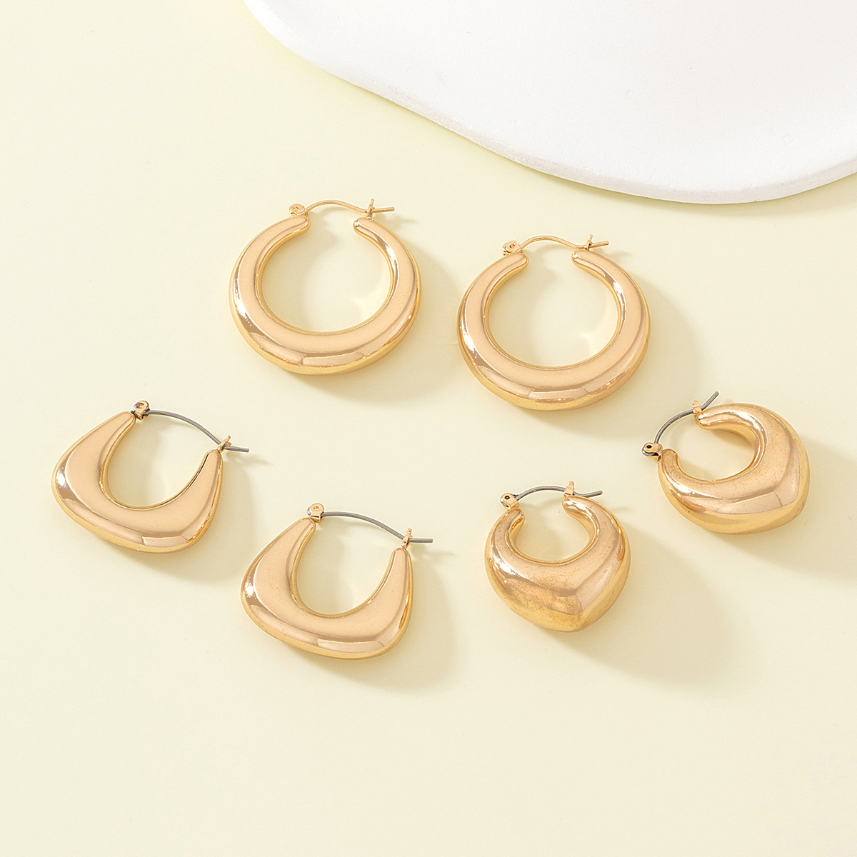 1 Set Vintage Style Round Solid Color Plating Alloy Hoop Earrings display picture 3