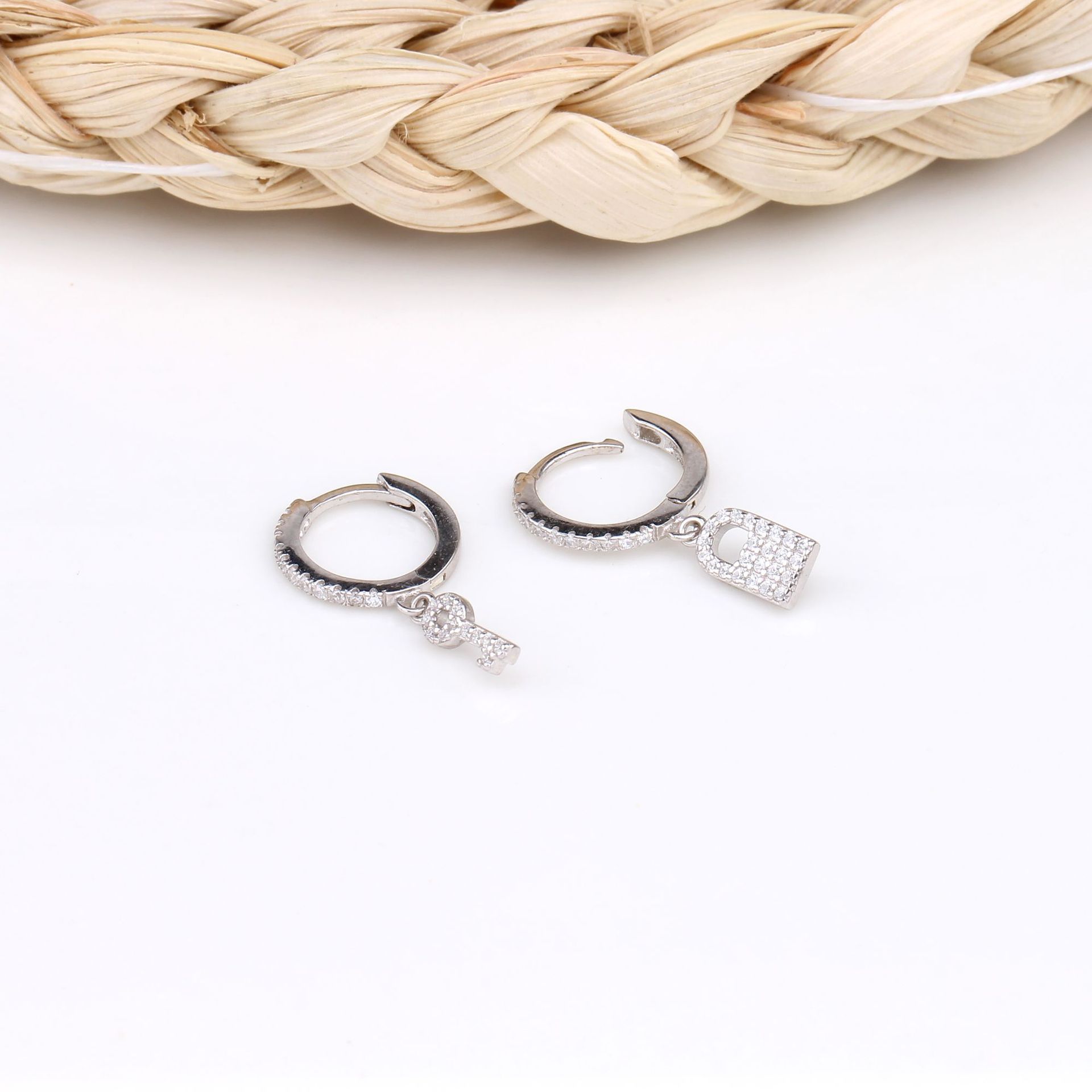 1 Pair Casual Simple Style Key Lock Asymmetrical Plating Inlay Sterling Silver Zircon White Gold Plated Gold Plated Drop Earrings display picture 12