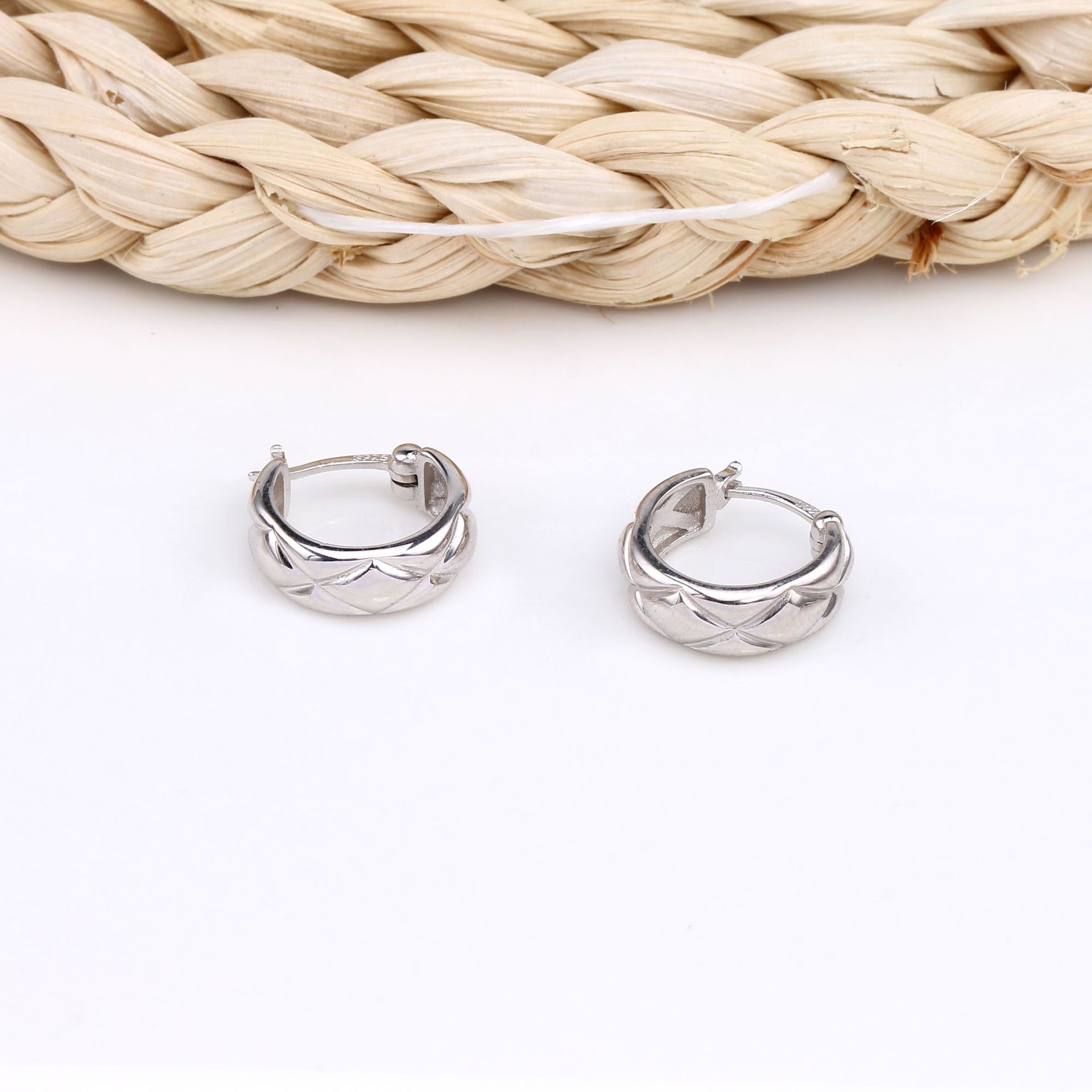 1 Pair Retro Simple Style Rhombus Plating Sterling Silver White Gold Plated Gold Plated Earrings display picture 8