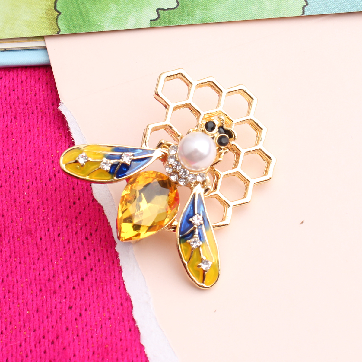 Simple Style Bee Alloy Asymmetrical Rhinestones Women's Brooches display picture 2