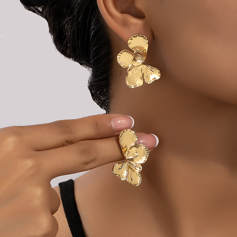1 Pair Retro Flower Plating Alloy Gold Plated Ear Studs display picture 1