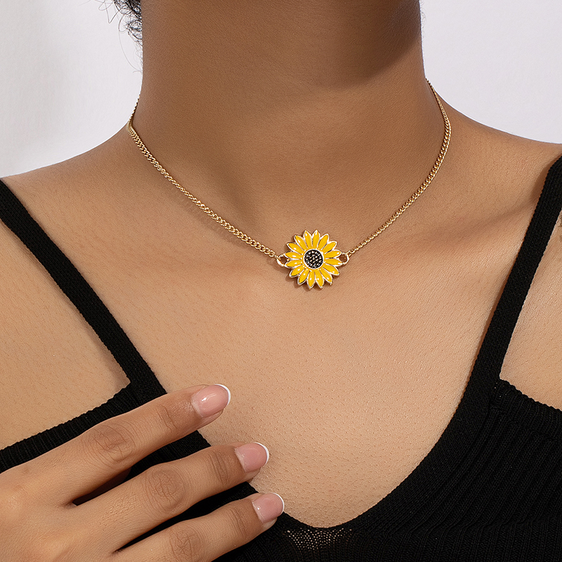 Korean Style Ins Style Graceful And Fashionable Commuter Sunflower Pendant Necklace Women's Retro Trendy Sunflower Clavicle Chain display picture 5