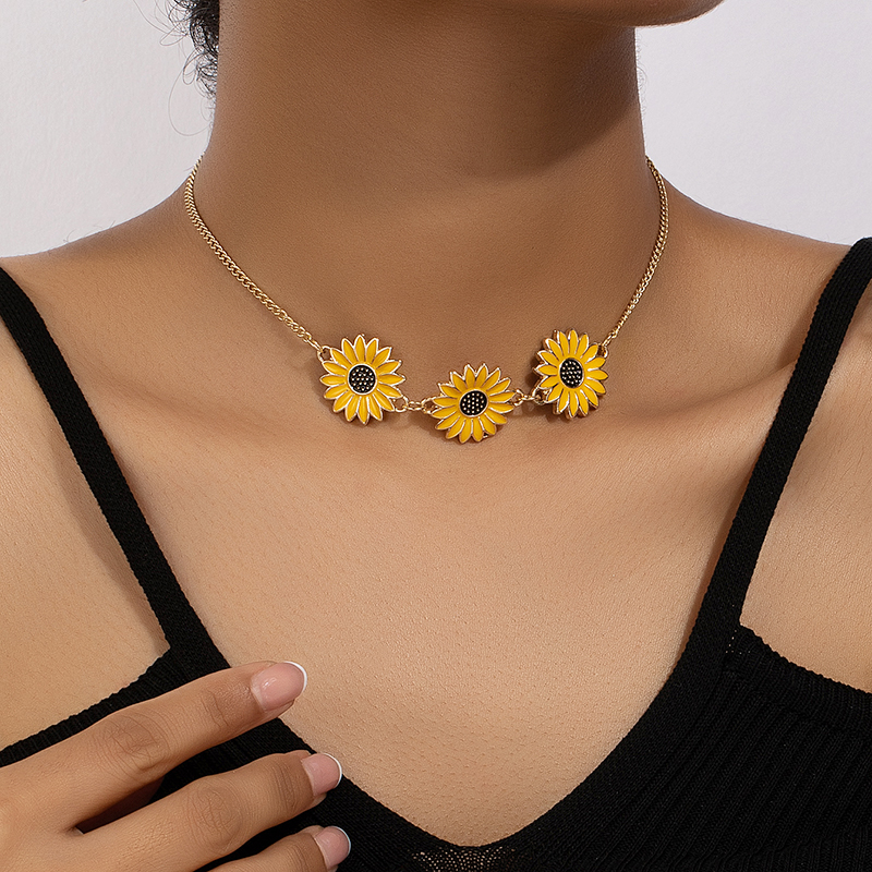Korean Style Ins Style Graceful And Fashionable Commuter Sunflower Pendant Necklace Women's Retro Trendy Sunflower Clavicle Chain display picture 1