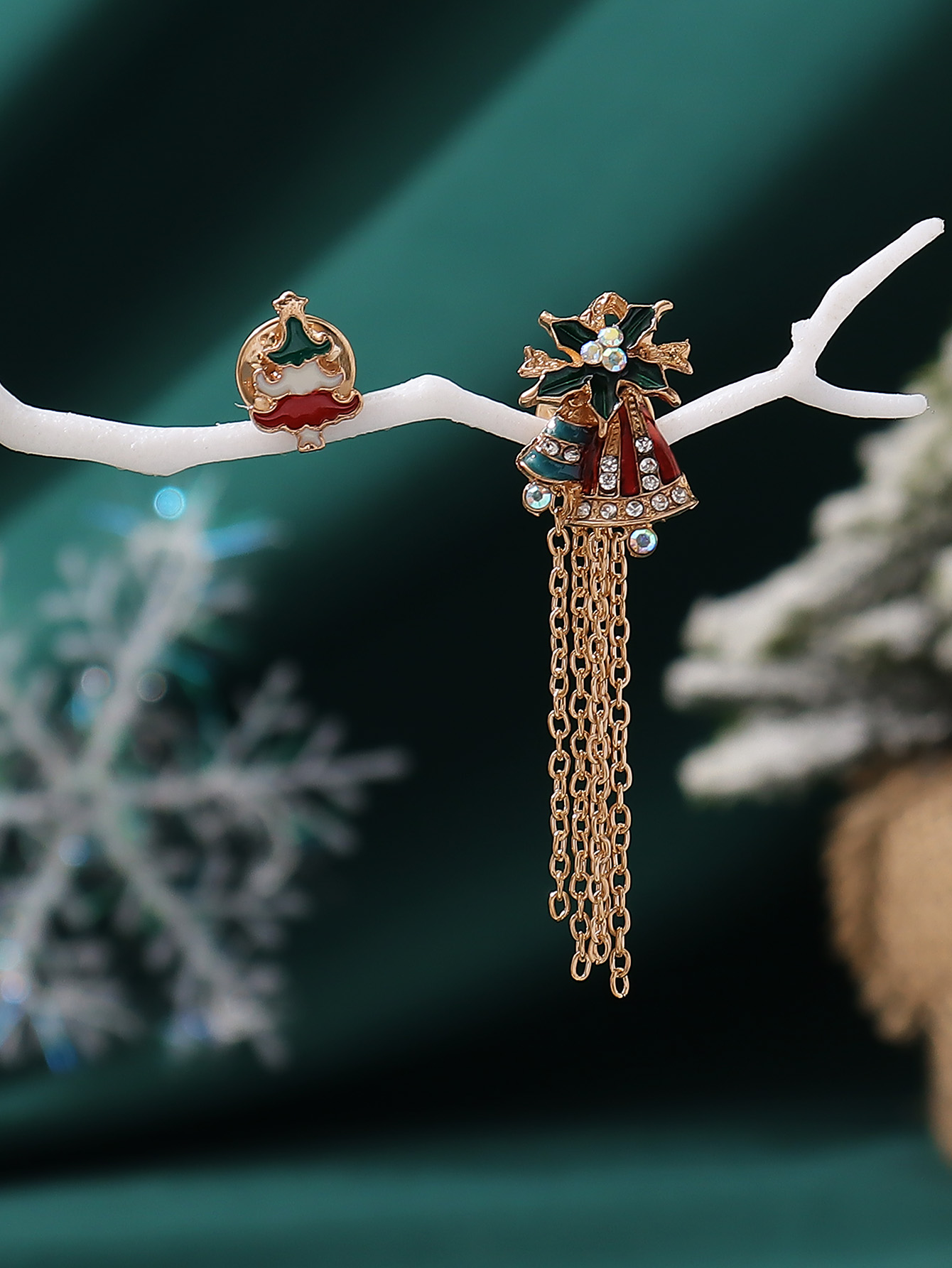 Dulce Estilo Británico Árbol De Navidad Copo De Nieve Aleación Embutido Diamantes De Imitación Artificiales Mujeres Broches 1 Juego display picture 1