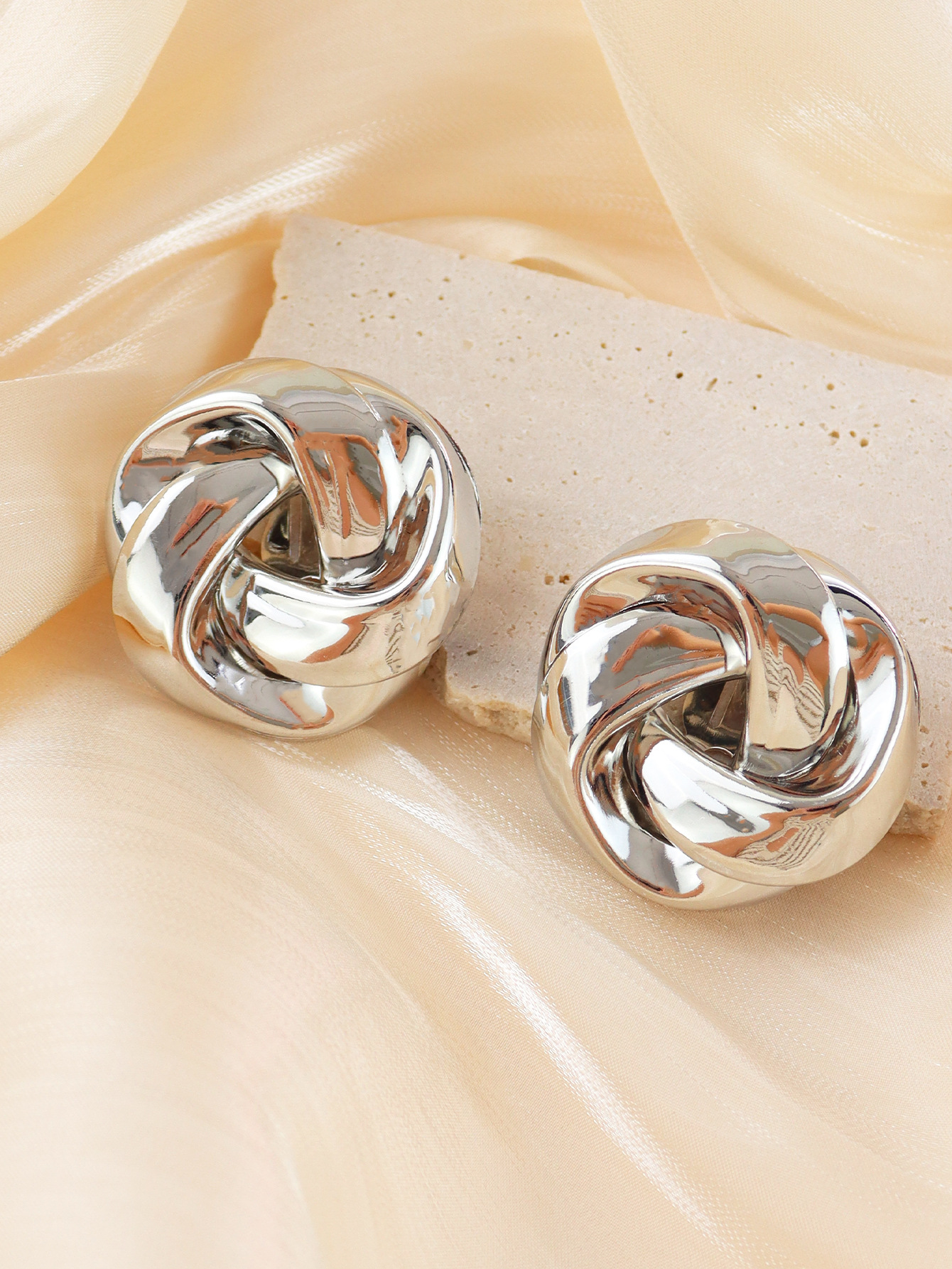 1 Pair Simple Style Knot Plating Metal Ear Studs display picture 5