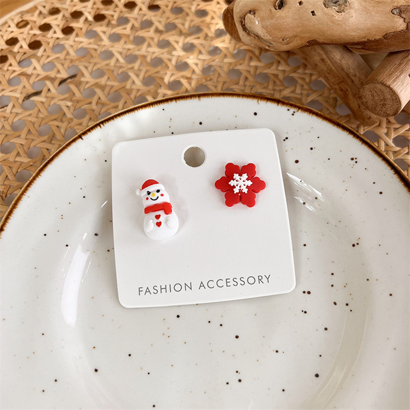 1 Pair Cute Santa Claus Asymmetrical Flakes Alloy Ear Studs display picture 5