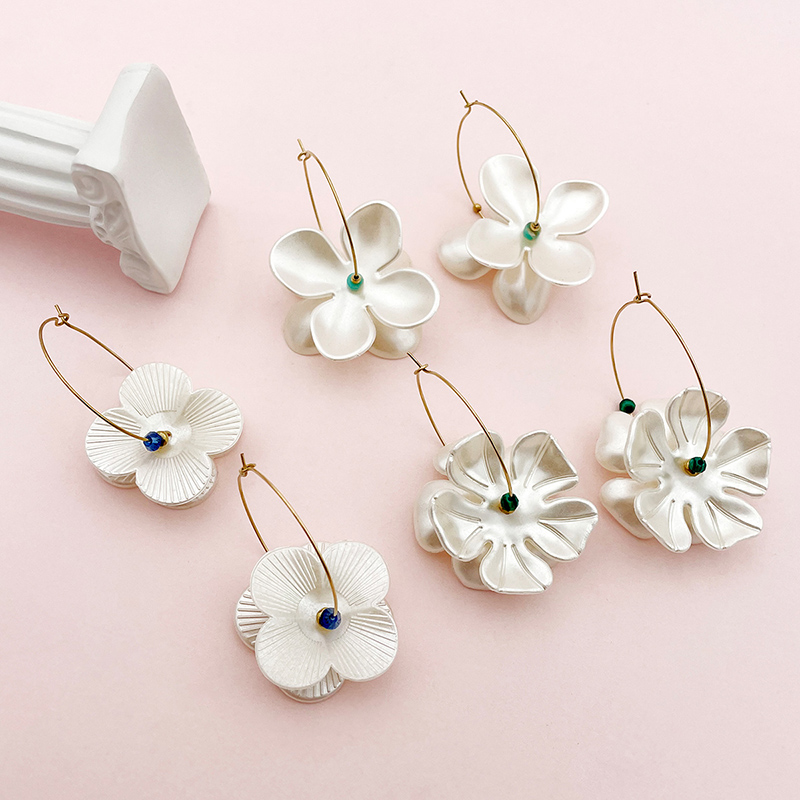 1 Pair Casual Commute Flower Plating 304 Stainless Steel Shell Natural Stone Crystal Gold Plated Earrings display picture 1